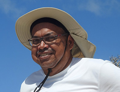 Een breedgerande hoed helpt om de zon van je gezicht en nek te houden.